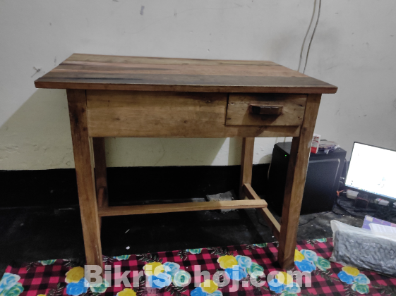 পড়ার টেবিল। 01983859506